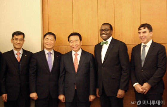 이강래 한국도로공사 사장(왼쪽에서 세 번째)은 지난 13일 아킨우미 아데시나 아프리카 개발은행 총재(왼쪽에서 네 번째)와 만나 아프리카 지역 도로 전반에 대한 협력 방안을 논의했다. 