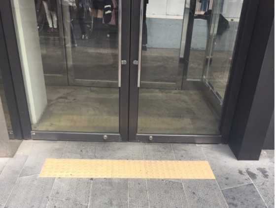 서울 중구 명동거리의 한 가게에 설치돼 있는 시각장애인용 점자블록. 대부분 가게가 점자블록이 설치돼 있지 않았다./사진=남형도 기자