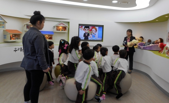 배재대가 여성가족부, 대전시의 지원으로 운영하는 대전서부청소년성문화센터에서 유치원생이 성평등교육을 받고 있는 모습