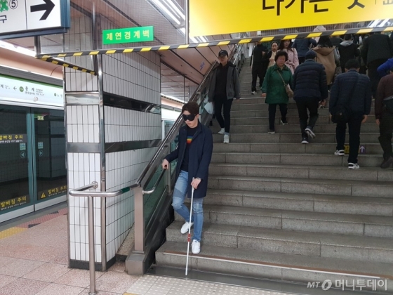 점자와 유도블록 등을 이용해 조심스럽게 지하철역 계단을 걸어 내려오고 있다. /사진= 유승목 기자