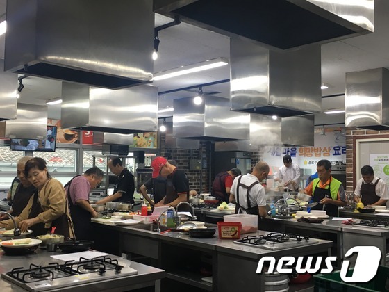 지난해 종로구 희망밥상 요리교실 운영모습.(종로구 제공) © News1