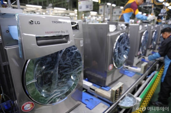 LG전자 직원이 15일 경남 창원의 건조기 생산라인에서 듀얼 인버터 히트펌프 트롬 건조기를 생산하고 있는 모습/사진제공=LG전자
