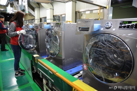 LG전자 직원이 15일 경남 창원의 건조기 생산라인에서 듀얼 인버터 히트펌프 트롬 건조기를 생산하고 있는 모습/사진제공=LG전자