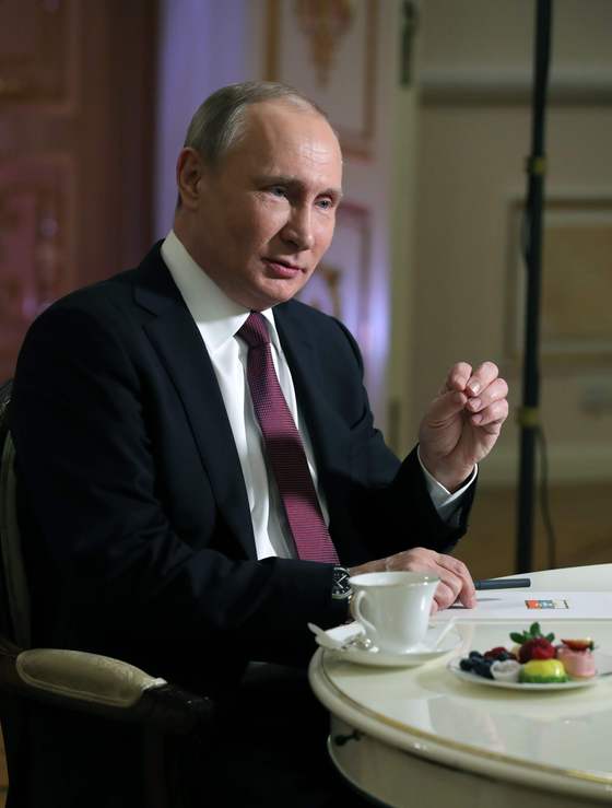  블라디미르 푸틴 대통령이 지난 1일(현지시간) 모스크바 크렘린에서 미국 NBC 앵커 메긴 켈리와 인터뷰를 하고 있다.  © AFP=뉴스1  <저작권자 © 뉴스1코리아, 무단전재 및 재배포 금지>