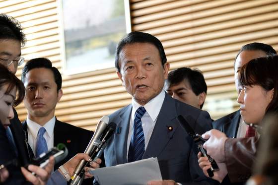  아소 다로 일본 부총리 겸 재무상. 일본 재무성은 14일 정책심의 회의에서 한국과 중국의 일부 철강 제품에 반덤핑 관세를 부과하겠다고 밝혔다. /AFP=뉴스1