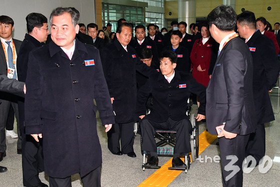 평창 동계패럴림픽에 참가한 북한 선수단과 대표단이 15일 오후 경의선 남북출입사무소를 통해 북한으로 귀환하고 있다. /사진=뉴스1