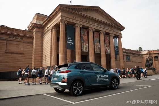 현대자동차가 올해 '시드니 비엔날레'를 공식 후원한다. 호주 시드니의 '아트 갤러리 NSW' 미술관 앞에 현대차 '코나' 후원 차량이 서 있는 모습/사진=현대자동차