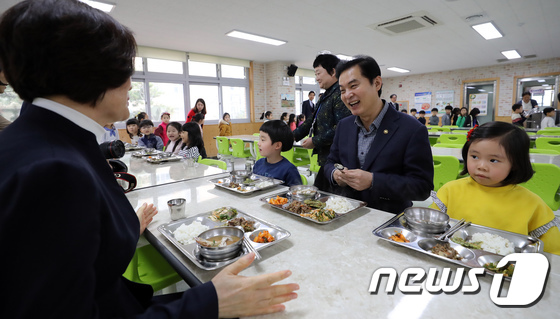 [사진]류영진, 급식실 위생 점검 마친 뒤 아이들과 식사