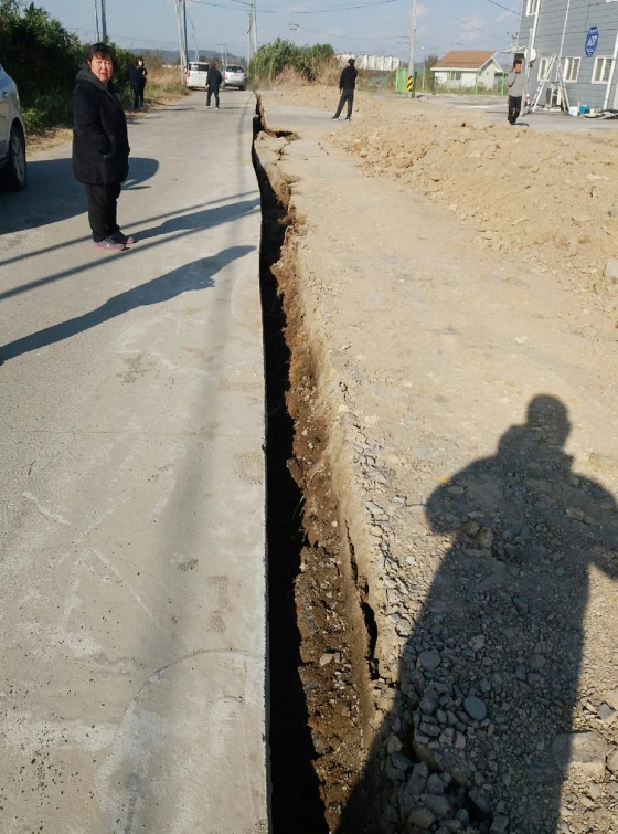 지난해 포항에서 발생한 지진으로 도로가 갈라진 모습 /사진=독자 제공
