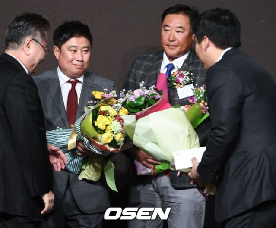 2016년 12월 한 시상식에서 감독상을 수상한 김태형 감독이 특별상을 수상한 김현수와 눈을 마주치며 미소 짓고 있다.<br>
<br>
