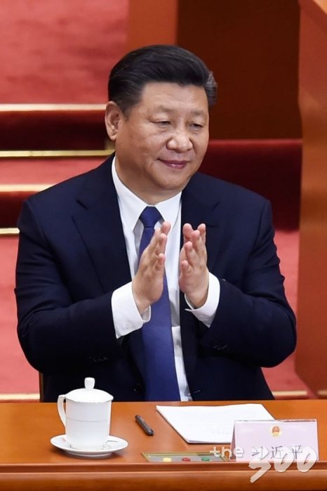 시진핑 중국 국가 주석이 11일 (현지시간) 베이징 인민대회당에서 열린 13기 전인대 3차 전체회의서 헌법개정안 투표결과를 듣고 박수를 치고 있다. /사진=뉴스1