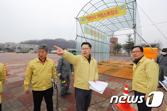 김현수 농림축산식품부 차관이 18일 충남 천안시 AI 거점소독시설을 방문해 방역 상태를 점검하고 있다.(농식품부 제공)