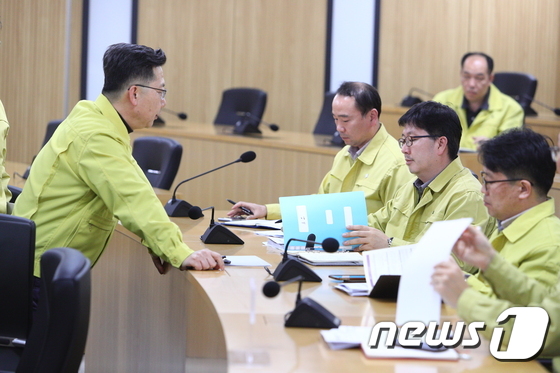 김현수 농식품부 차관(왼쪽)이 AI 방역 회의에서 직원들과 대화를 나누고 있다.(농식품부 제공)