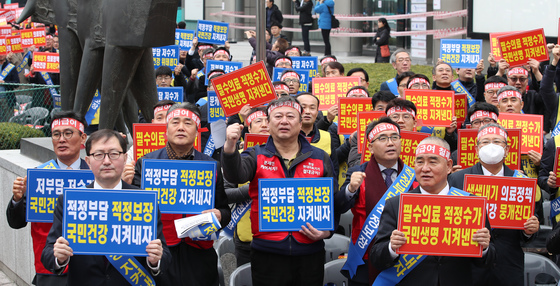 '문재인 케어'에 반대하는 의사들이 18일 오후 서울 광화문 동화면세점 앞에서 '전국의사대표자대회'를 열고 있다. /사진제공=뉴스1