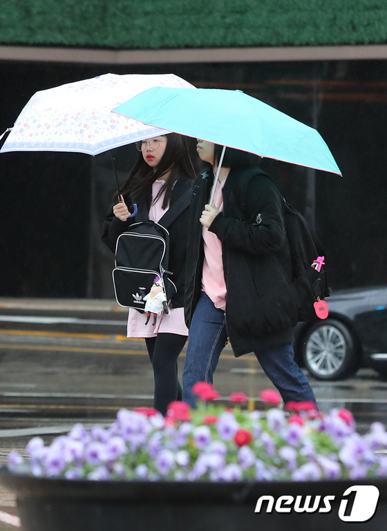 서울광장에서 시민들이 우산을 쓴채 길을 걷고 있다./뉴스1 © News1 구윤성 기자