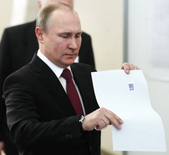 【모스크바=AP/뉴시스】블라디미르 푸틴 러시아 대통령이 18일(현지시간) 모스크바에서 대통령 선거 투표용지를 투표함에 넣고 있다. 2018.3.18   <저작권자ⓒ 공감언론 뉴시스통신사. 무단전재-재배포 금지.>