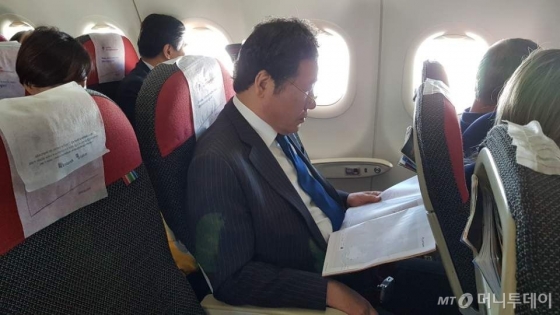 이낙연 국무총리가 브라질 상파울루에서 브라질리아로 향하는 항공기 이코노미석에 앉아 서류를 검토하고 있다. /사진=총리실 직원 양재원 씨 페이스북 