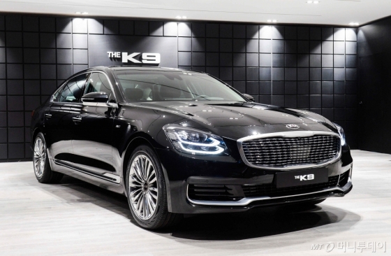 기아자동차가 20일 서울 영동대로 '살롱 드 K9'에서 'THE K9'의 핵심 사양 및 가격대를 공개하고 사전계약에 돌입했다. 'THE K9'이 전시된 모습./사진=기아자동차