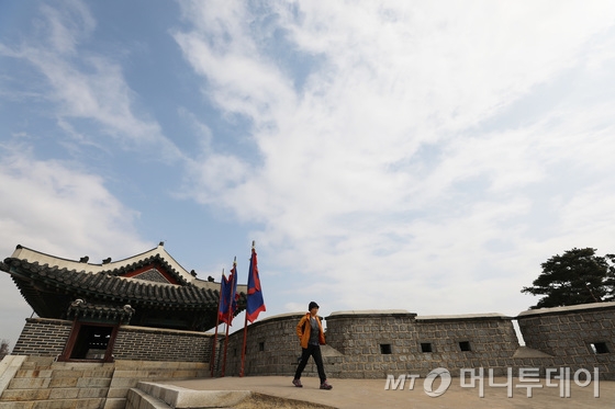 13일 오전 경기도 수원시 팔달구 창룡문 인근에 파란 하늘이 펼쳐져 있다. /사진-뉴스1  