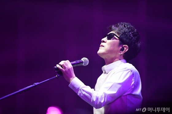 4월 두 차례 평양에서 공연 펼치는 조용필. 그는 이 무대에서 김정일의 애창곡 '그 겨울의 찻집' 등 3곡을 부를 예정이다. /사진제공=YPC프로덕션
