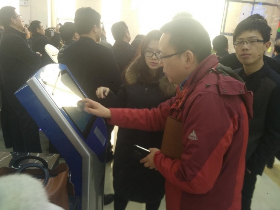 스지후렌에서 개발한 기기를 통해 중국 최초의 디지털 신분증 발행을 하고 있는 란카오 주민들. /사진제공= 스지후렌 