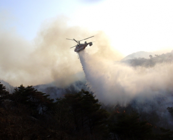 산불 헬기 진화장면(위 사진은 기사 내용과 관련없음)./사진제공=산림청