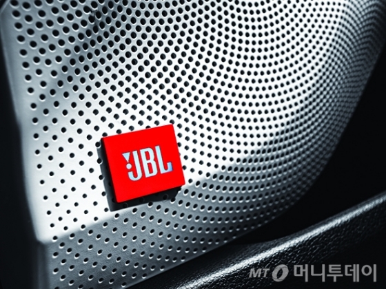 현대차 벨로스터 ‘JBL 익스트림 사운드 에디션’ 트림 전용 LED 엠블럼/사진제공=현대차