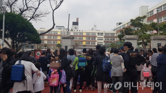 2일 인질극이 벌어진 서울 방배초등학교 정문 앞에 학생들과 학부모들이 모여있다. /사진=김영상 기자<br>
