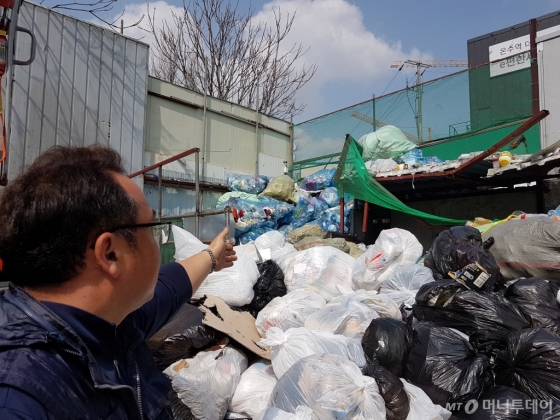 2일 경기도 부천의 재활용 쓰레기 수거업체인 성재산업의 야적장에 수거된 폐기물이 쌓여 있다. / 사진=최동수 기자