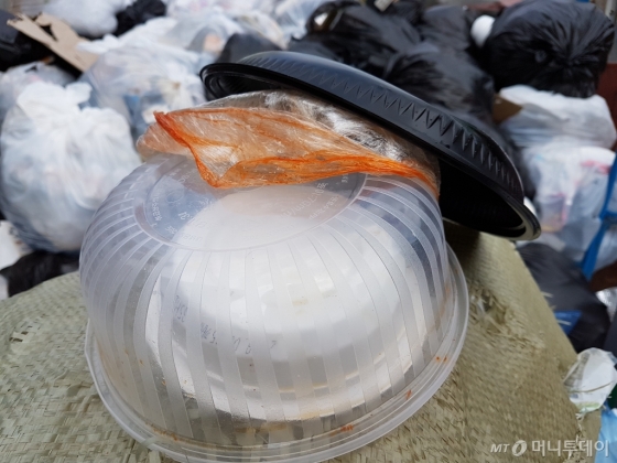 2일 경기도 부천 성재산업의 야적장에서 흔히 보이는 플라스틴 용기와 비닐. 음식물에 오염돼 재활용이 어려운 상태다. / 사진=최동수 기자