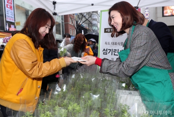 [사진]섬기린초와 독도책자 나눔하는 김규리