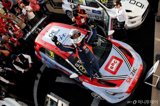 현대자동차의 첫 판매용 서킷 경주차인 ‘i30 N TCR’이 글로벌 최정상급 투어링카 대회인 ‘2018 WTCR(World Touring Car Cup)’ 개막전에서 우승했다./사진제공=현대차 
