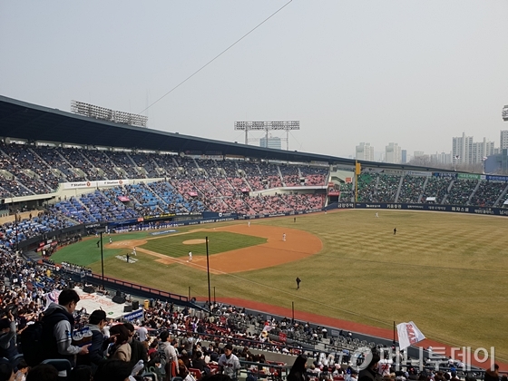 지난 3월 24일 서울 잠실구장에서 두산 베어스와 삼성 라이온즈의 개막 경기가 진행됐다. /사진=신현우 기자