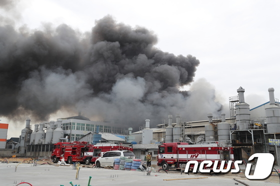 [사진]검은 연기 치 솟는 인천 화학공장 화재 현장