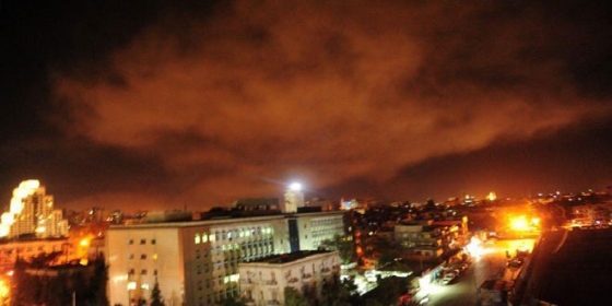 14일(현지시간) 미국과 영국, 프랑스가 시리아 내 주요 군사 시설에 대한 정밀 폭격을 시작한 가운데 시리아 국영TV 카메라에 수도 다마스쿠스 외곽 지역에서 발생한 폭발 모습이 잡혔다. /AFPBBNews=뉴스1