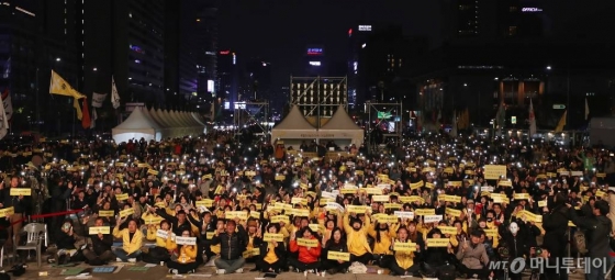 14일 오후 서울 광화문광장에서 열린 '4월 16일의 약속 다짐 문화제'에 참여한 시민들이 피켓을 들고 있다. / 사진=김휘선 기자
