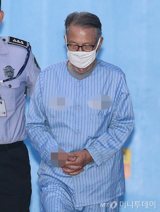 옷 갈아입을 기력도 없어 환자복 입고 법정에 온 김기춘 전 대통령 비서실장.