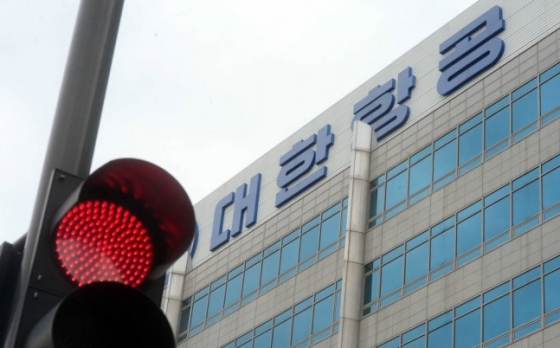 서울 강서구 대한항공 본사 앞 빨간 신호등 너머로 대한항공의 로고가 보인다. / 사진=뉴시스