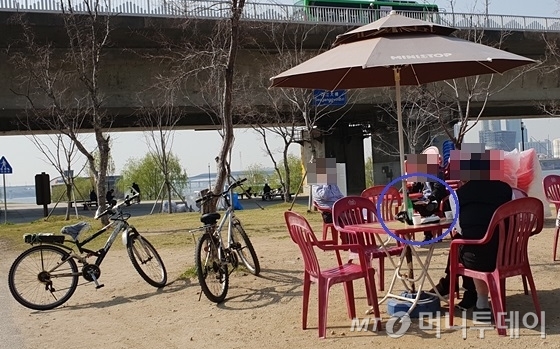 서울 여의도 한강공원 소재 한 편의점 앞 파라솔에서 자전거족이 술을 마시고 있다. /사진=신현우 기자