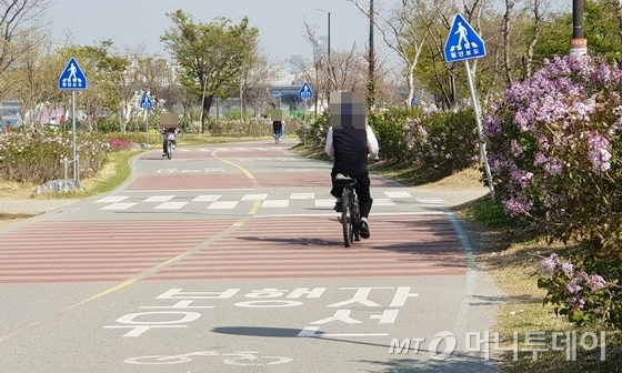 서울 여의도 한강공원에서 술 마신 한 할아버지가 자전거를 타고 가고 있다. /사진=신현우 기자<br>
