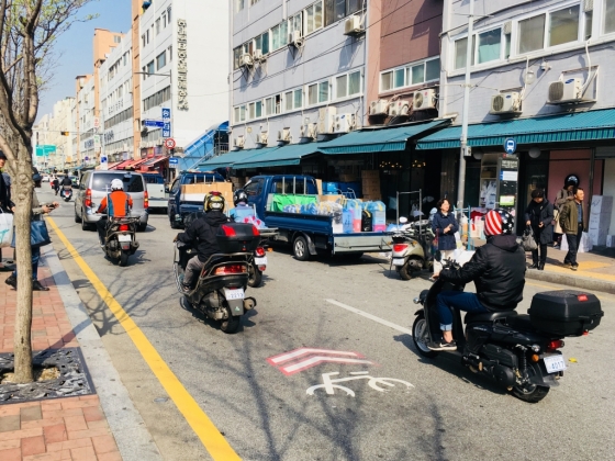 지난 17일 서울 용두동 풍물시장 인근 자전거 우선도로. 주차된 차량과 운행중인 차량, 오토바이로 혼잡하다 /사진=남궁민 기자