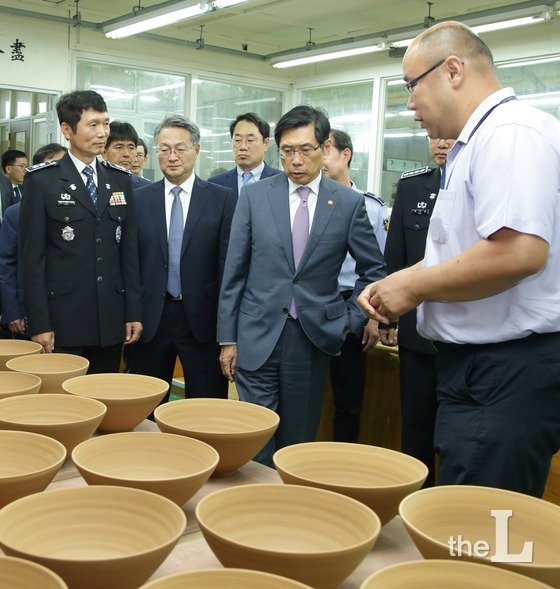 박상기 법무부 장관이 18일 경기 안양교도소를 방문해 도자기 생산 작업장을 살펴보고 있다. / 사진제공=법무부