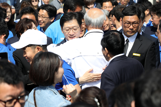  김경수 더불어민주당 의원이 20일 오전 경남 김해시 봉하마을을 찾아 지지자들과 포옹하고 있다. 김 의원은 전날 경남지사 출마선언을 했다.2018.4.20/뉴스1  