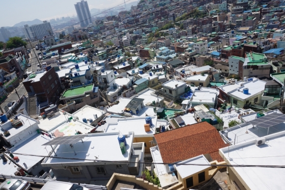 삼화페인트는 23일 3400리터의 페인트를 지원해 부산 호천마을 93가구의 옥상에 차열페인트 시공을 완료했다고 밝혔다./사진제공=삼화페인트