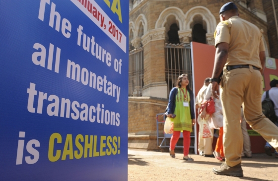 지난해 11월 인도에서 '현금 없는 사회'를 광고하고 있다. /AFPBBNews=뉴스1<br>