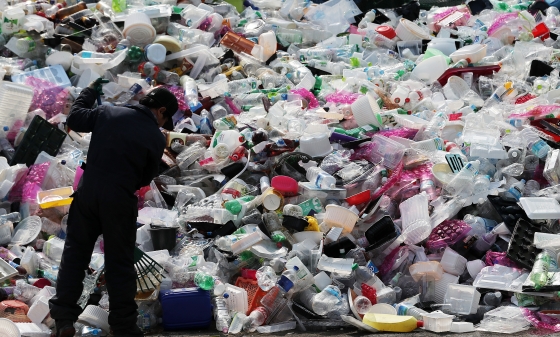 인천광역시 부평구의 한 재활용품 수거업체에서 재활용 쓰레기 분류작업이 진행되고 있다./사진=뉴스1