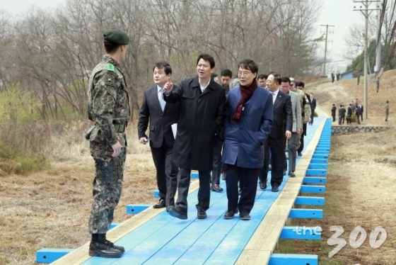 남북정상, '도보다리' 함께 걷는다…"평화, 새로운 시작의 상징"