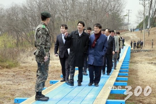 文대통령-김정은, 평화의 상징 심는다…기념식수 후 도보다리 산책