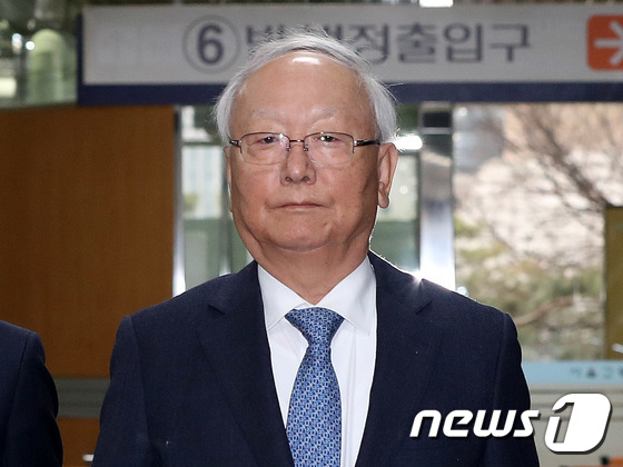 '특활비 뇌물 의혹' 혐의를 받고 있는 이병호 전 국정원장© News1 박세연 기자