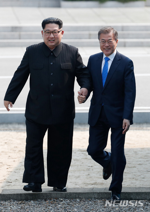 2018 남북정상회담이 열린 27일 오전 문재인 대통령과 김정은 북한 국무위원장이 판문점에서 만나 군사분계선을 넘고 있다. /사진=뉴시스